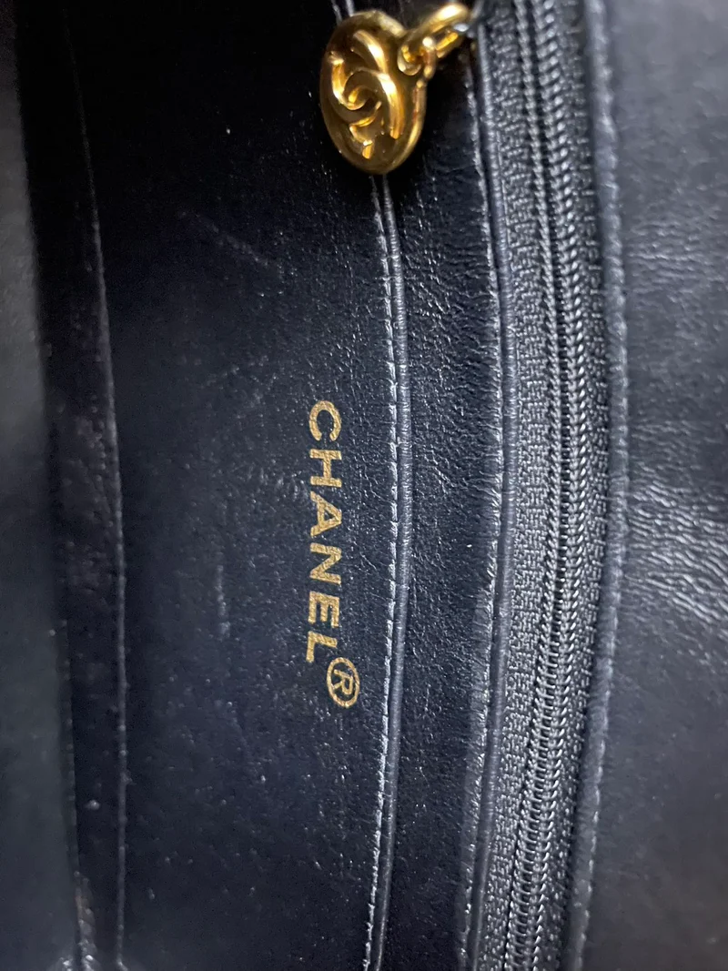 Chanel Vintage Kleine Diana Klappentasche aus Lammleder, Schwarz, 1997