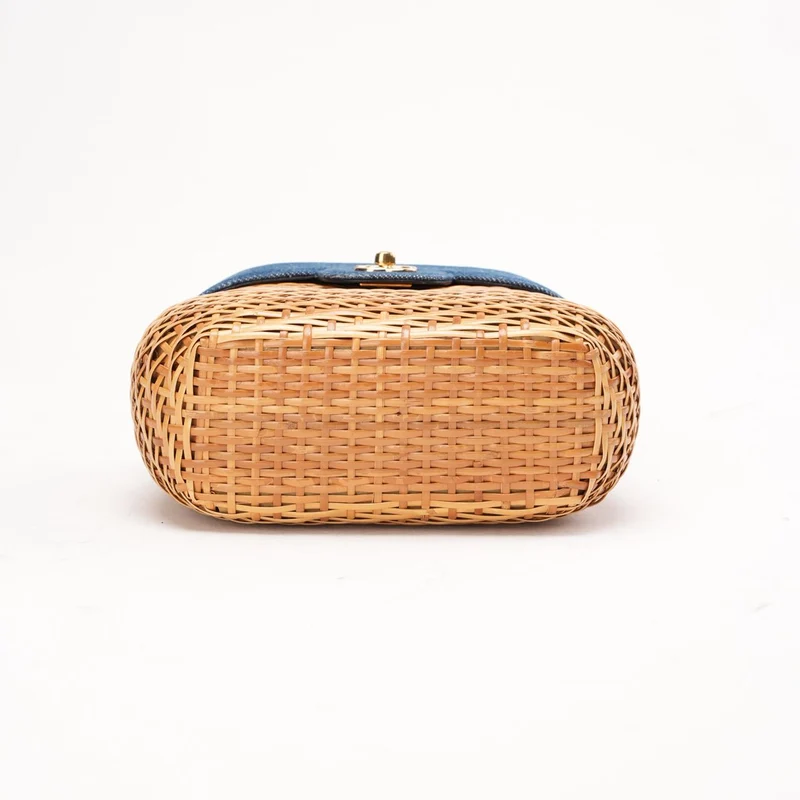 Chanel Vintage Korbtasche aus blauem Denim und Rattan, 1999