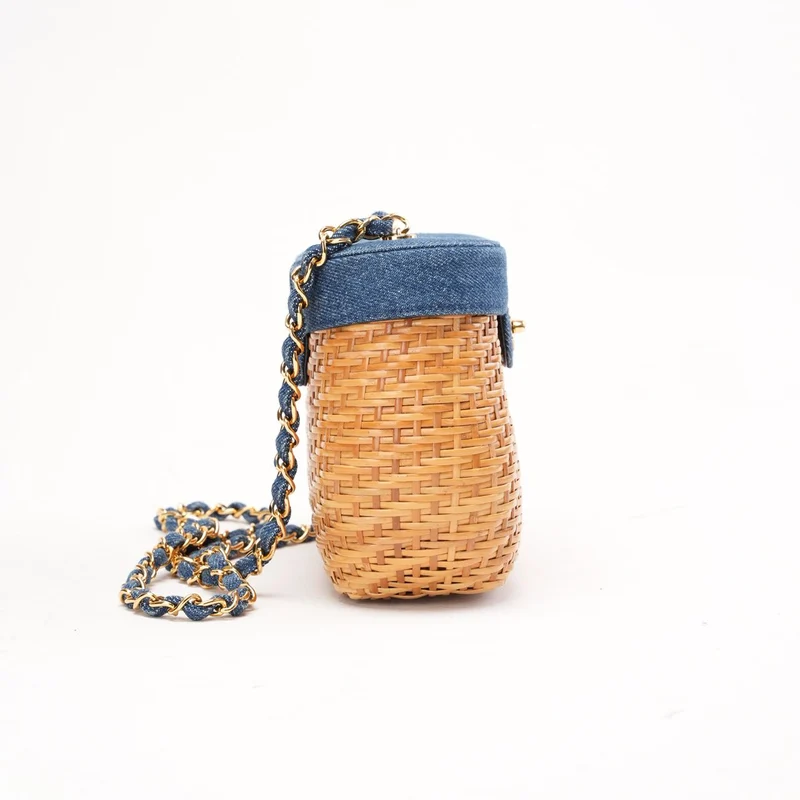 Chanel Vintage Korbtasche aus blauem Denim und Rattan, 1999