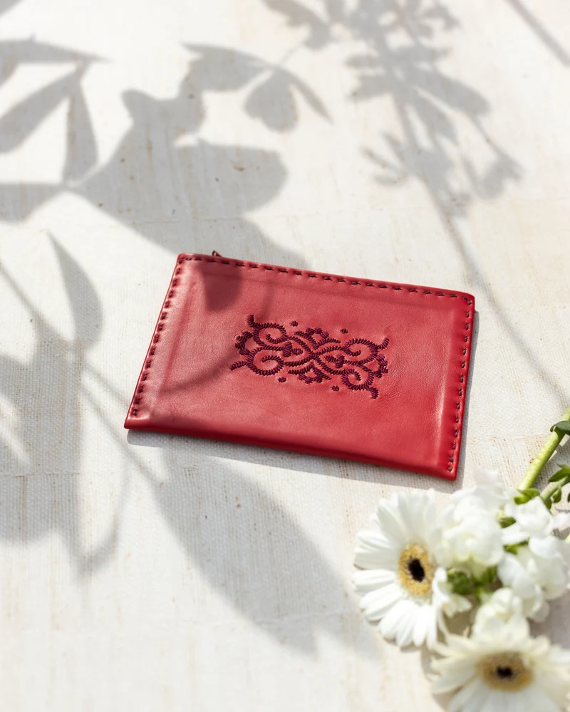 Bestickte Lederpouch mit Reißverschluss