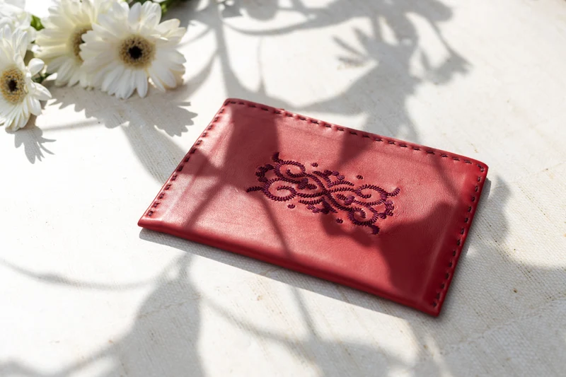 Bestickte Lederpouch mit Reißverschluss