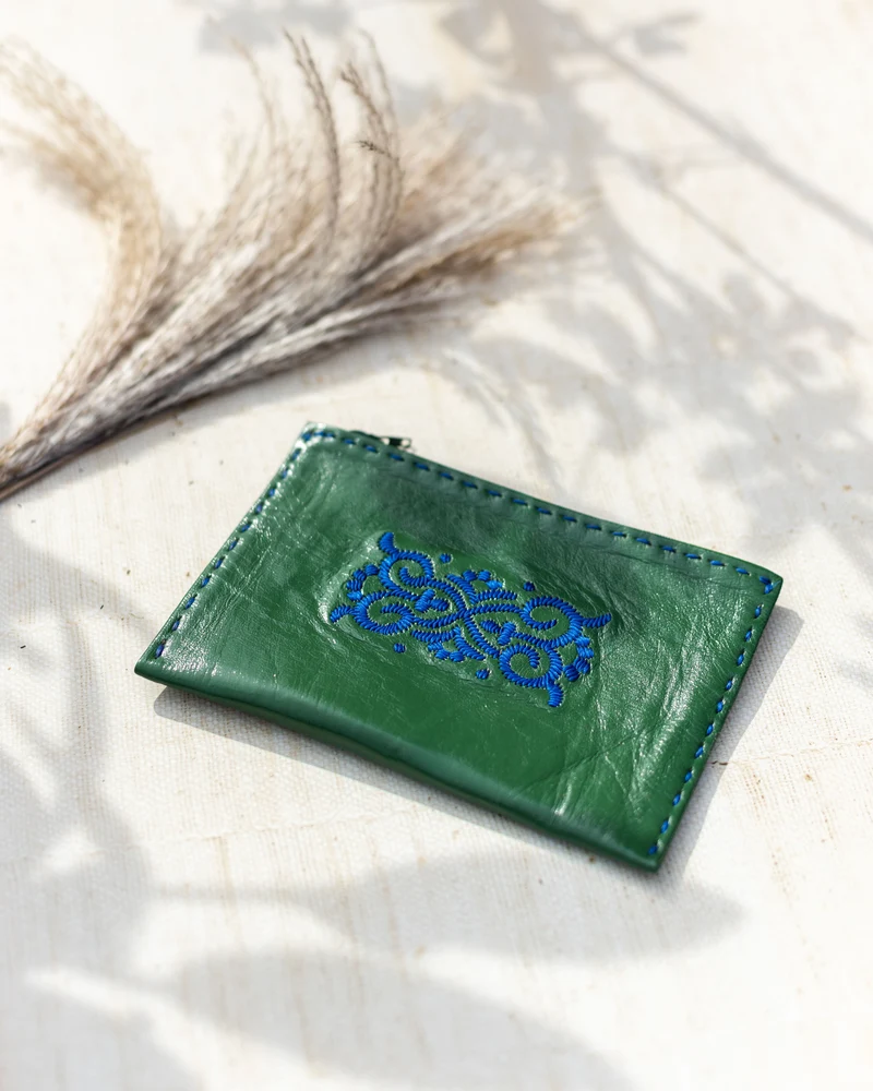 Bestickte Lederpouch mit Reißverschluss