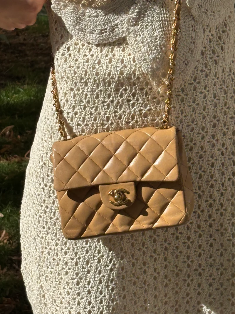 Chanel Mini Square Flap Bag aus kamelbeigem Lammleder mit goldfarbenen Beschlägen, 2006