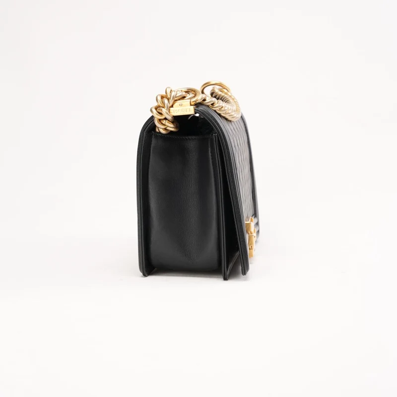 Chanel Schwarze gesteppte Boy Flap Bag aus Lammleder, mittelgroß, 2015