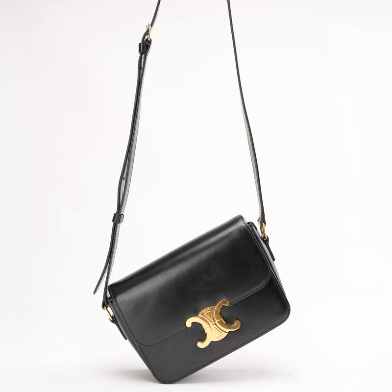 Celine Teen Triumph Schultertasche, schwarz, goldfarbene Beschläge, Modell 2021