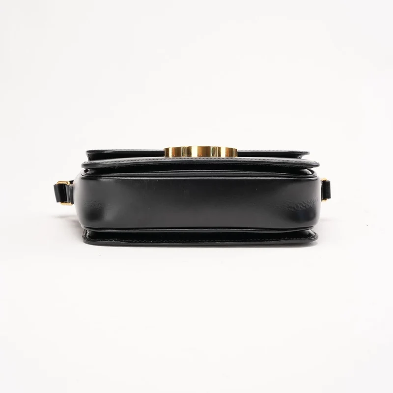 Celine Teen Triumph Schultertasche, schwarz, goldfarbene Beschläge, Modell 2021