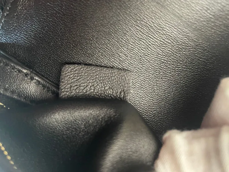 Celine Teen Triumph Schultertasche, schwarz, goldfarbene Beschläge, Modell 2021