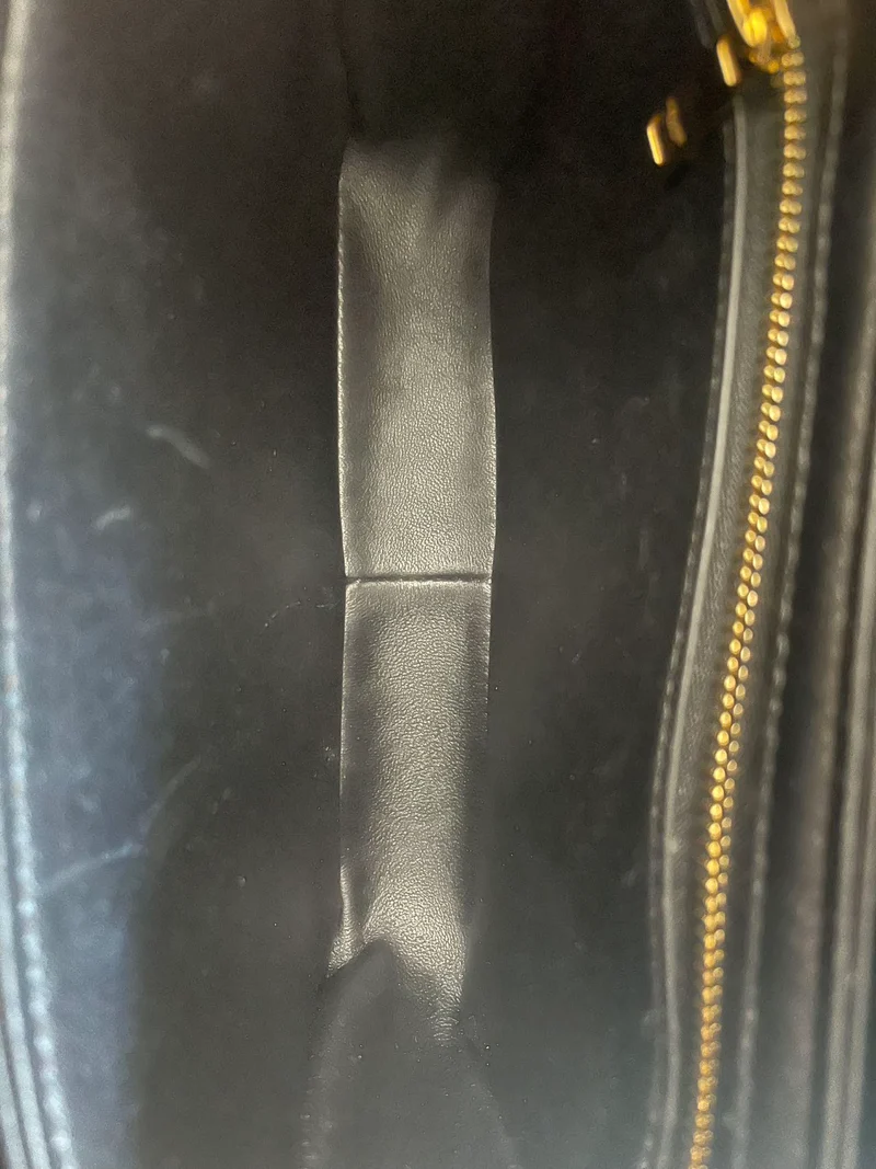Celine Teen Triumph Schultertasche, schwarz, goldfarbene Beschläge, Modell 2021