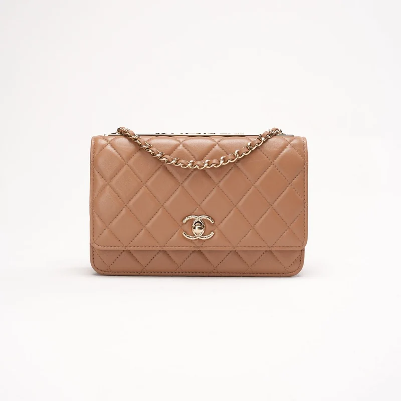 Chanel Beige Lammleder Stepp-Geldbörse mit CC-Anhänger (WOC)