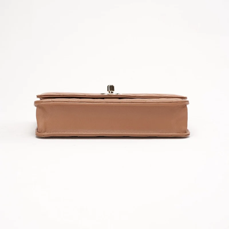 Chanel Beige Lammleder Stepp-Geldbörse mit CC-Anhänger (WOC)