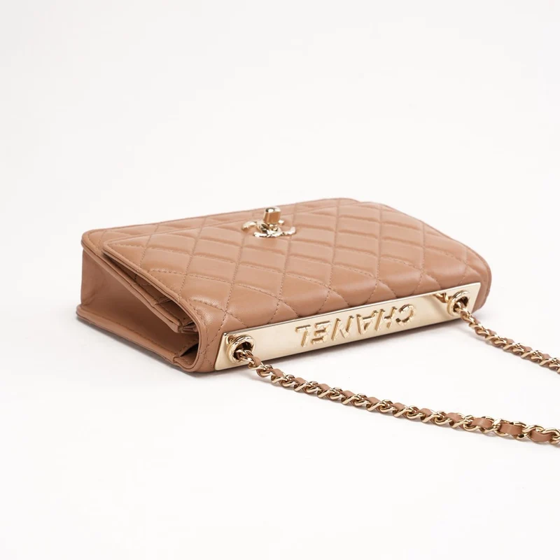 Chanel Beige Lammleder Stepp-Geldbörse mit CC-Anhänger (WOC)