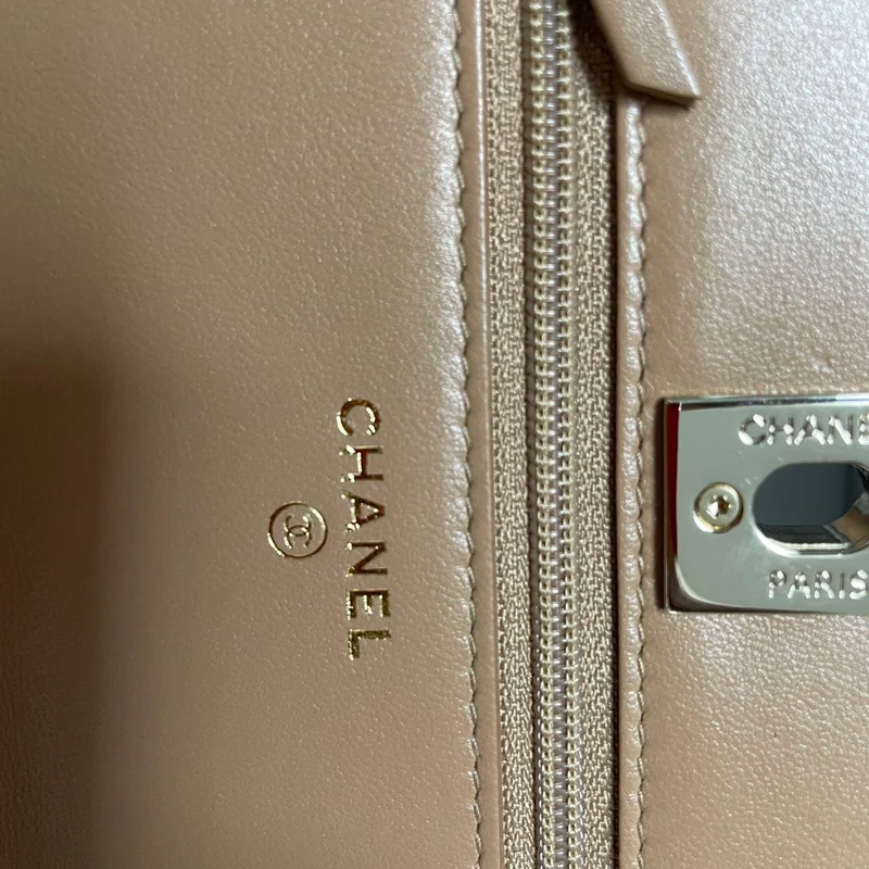 Chanel Beige Lammleder Stepp-Geldbörse mit CC-Anhänger (WOC)
