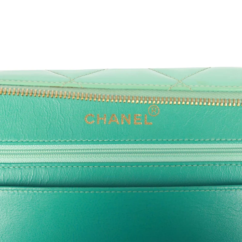Chanel Vintage Kosmetiktasche Türkis Lackleder