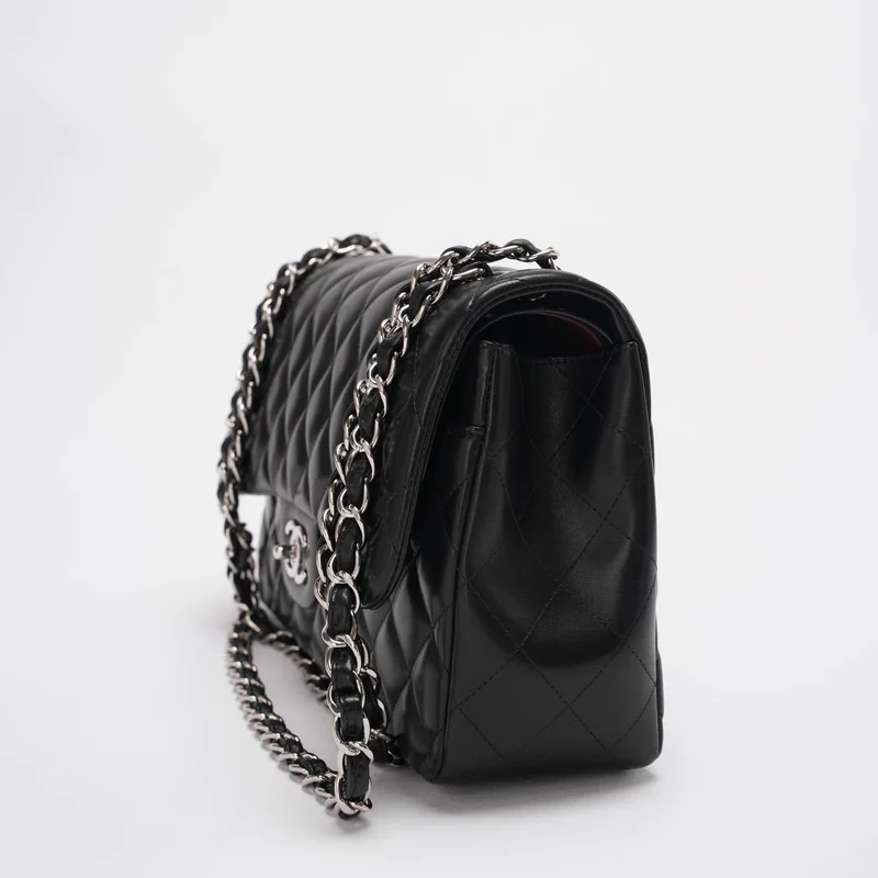 Chanel Classic Flap Bag aus schwarzem Lammleder