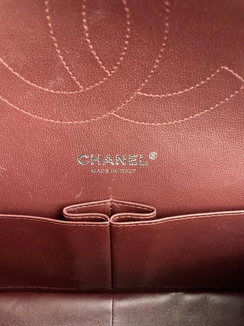 Chanel Classic Flap Bag aus schwarzem Lammleder