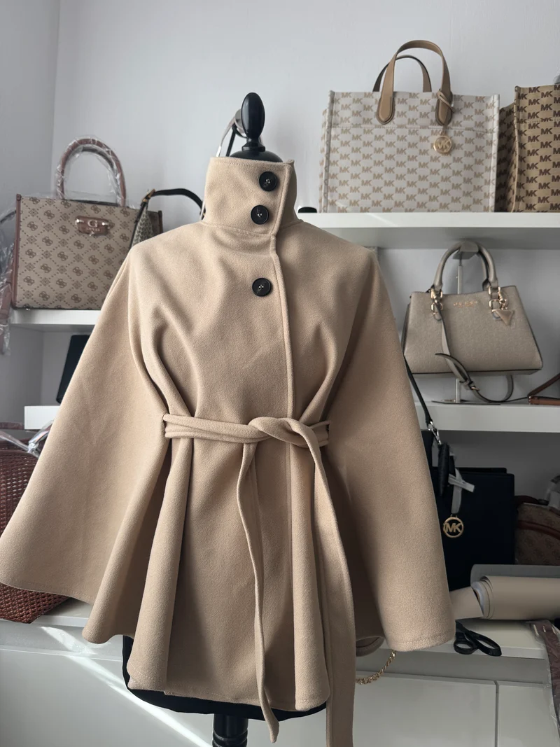 Lockerer Cape-Poncho mit geknöpftem Stehkragen und Bindegürtel