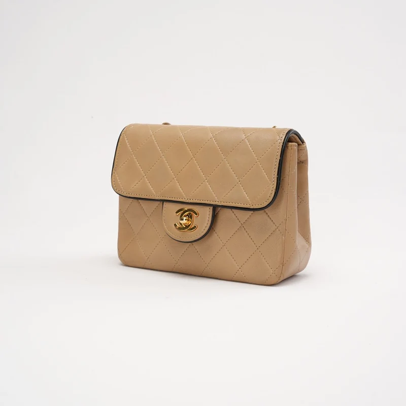 Chanel Vintage Classic Zweifarbige Mini Square Flap Tasche, Lammbeige, 1991