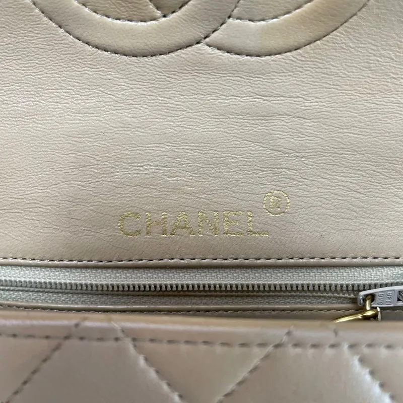 Chanel Vintage Classic Zweifarbige Mini Square Flap Tasche, Lammbeige, 1991