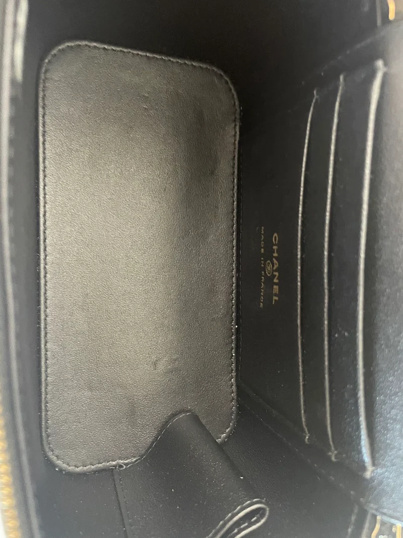 Klassischer Chanel Kosmetikkoffer aus schwarzem, gestepptem Lammleder mit Tragegriff