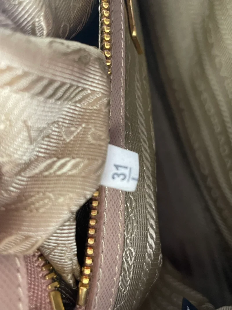 Prada Saffiano Lux Galleria Mittelgroße Einkaufstasche mit doppeltem Reißverschluss, Cammeo Beige