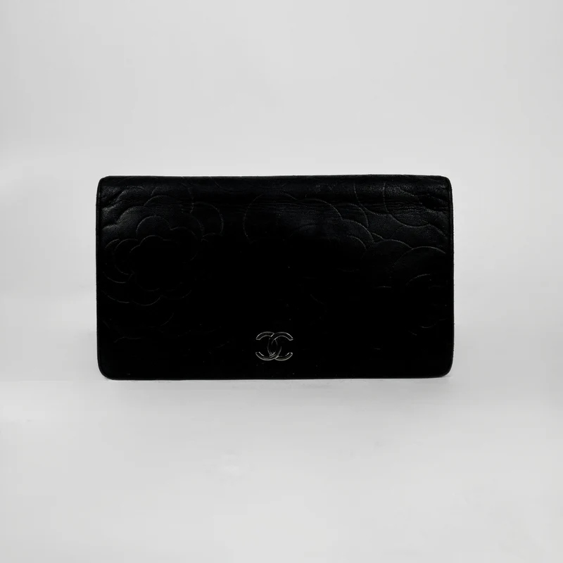 Chanel Lange dubbele portemonnee van lamsleer met camelia-reliëf, zwart