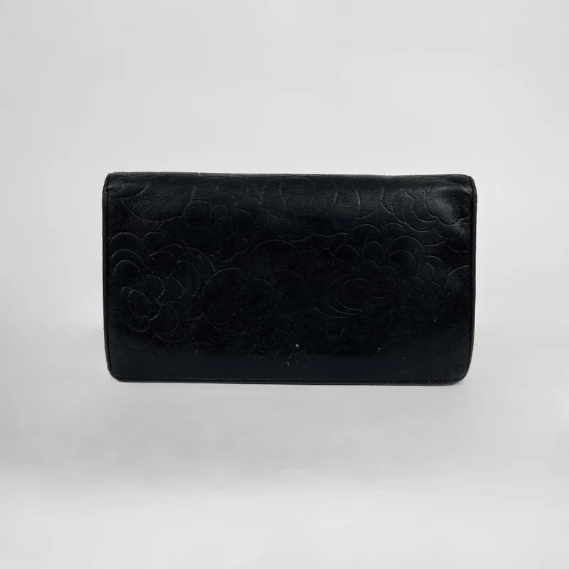Chanel Lange dubbele portemonnee van lamsleer met camelia-reliëf, zwart