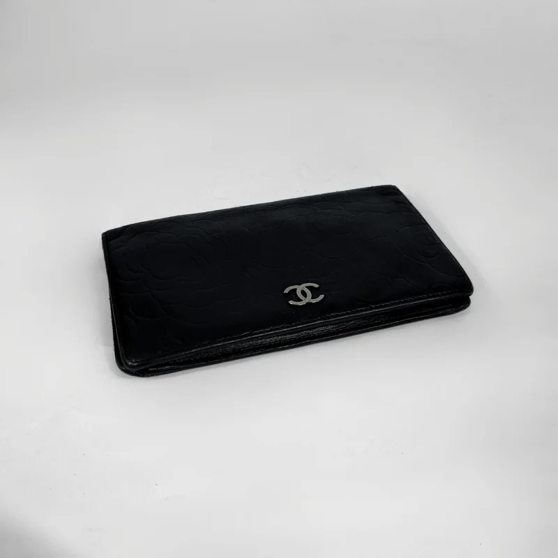 Chanel Lange dubbele portemonnee van lamsleer met camelia-reliëf, zwart