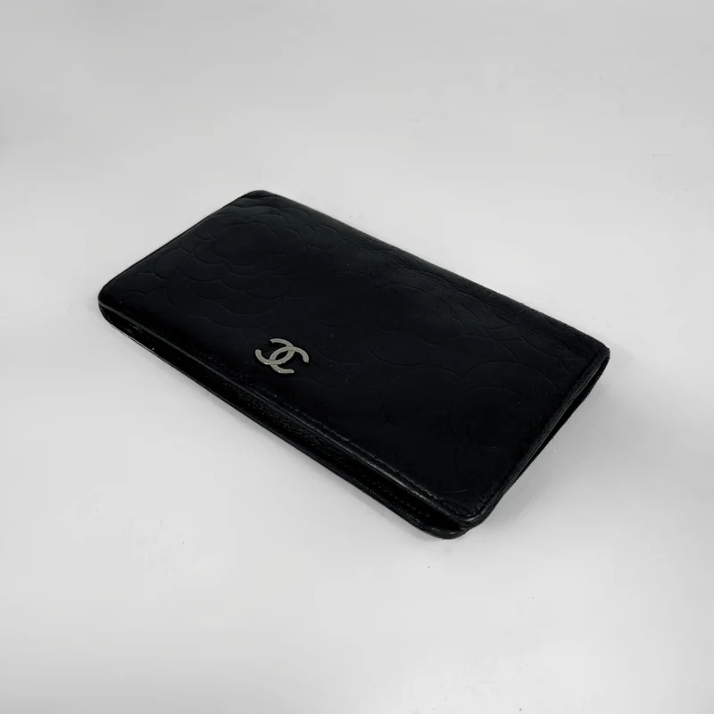 Chanel Lange dubbele portemonnee van lamsleer met camelia-reliëf, zwart