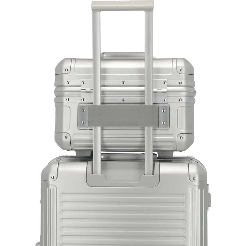 Travelite Next Beautycase aus Aluminium 38 cm -Silber