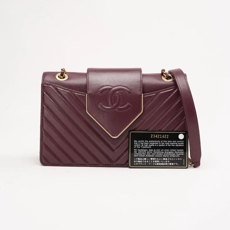 Chanel Burgunderrote Chevron-Steppleder-Kragen- und Krawatten-Klapptasche 2017