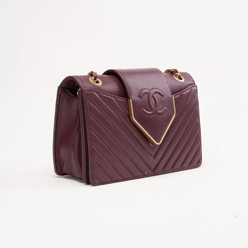 Chanel Burgunderrote Chevron-Steppleder-Kragen- und Krawatten-Klapptasche 2017