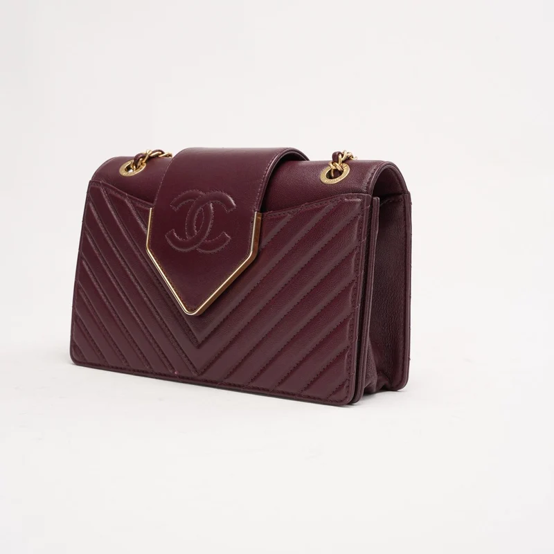 Chanel Burgunderrote Chevron-Steppleder-Kragen- und Krawatten-Klapptasche 2017