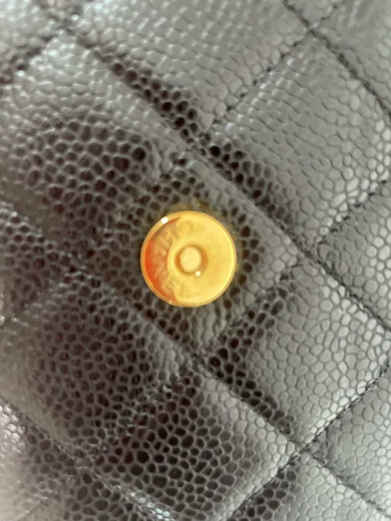 Chanel Schwarze klassische Brieftasche mit Kette (WOC) Caviar 2020