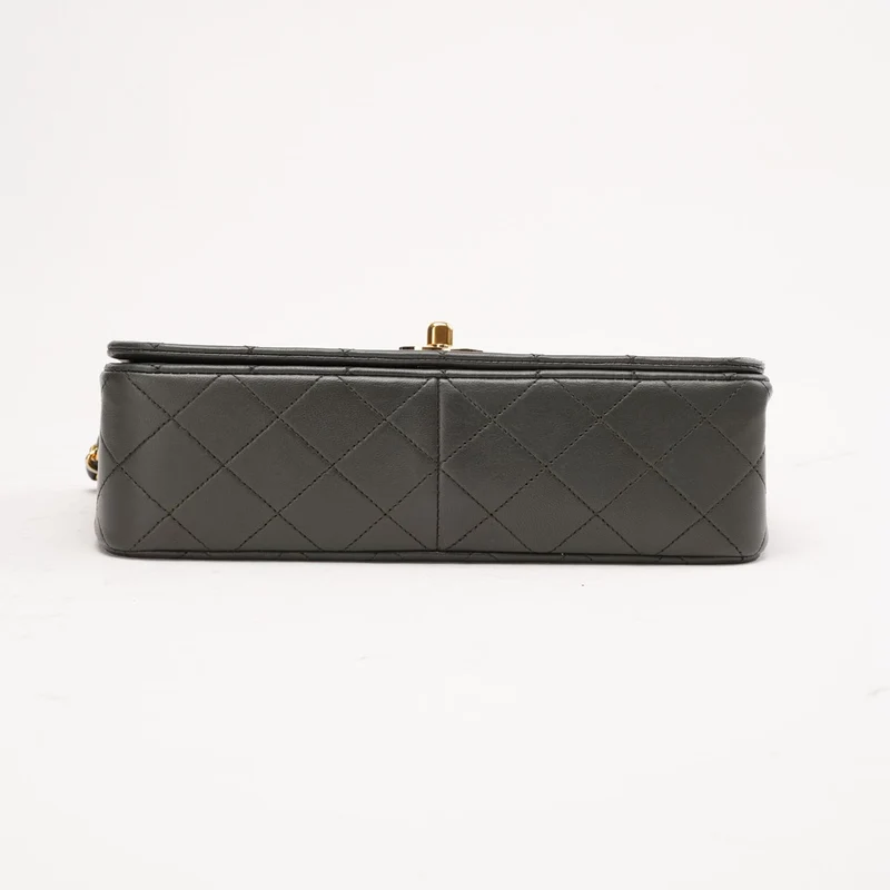 Chanel Vintage Stepptasche aus Lammleder, klassische Schultertasche mit Überschlag und Kette, grün, 1991