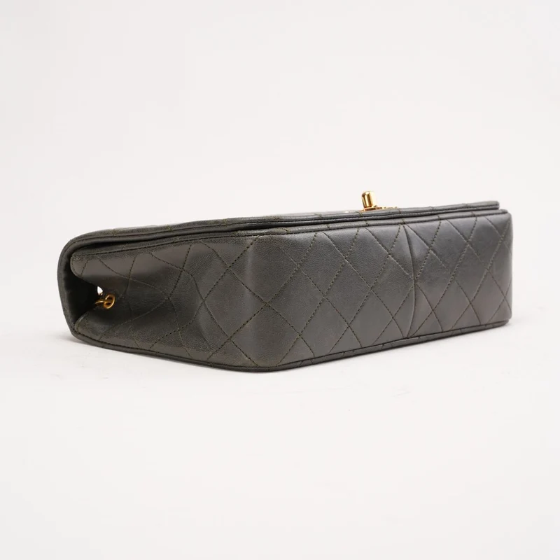 Chanel Vintage Stepptasche aus Lammleder, klassische Schultertasche mit Überschlag und Kette, grün, 1991