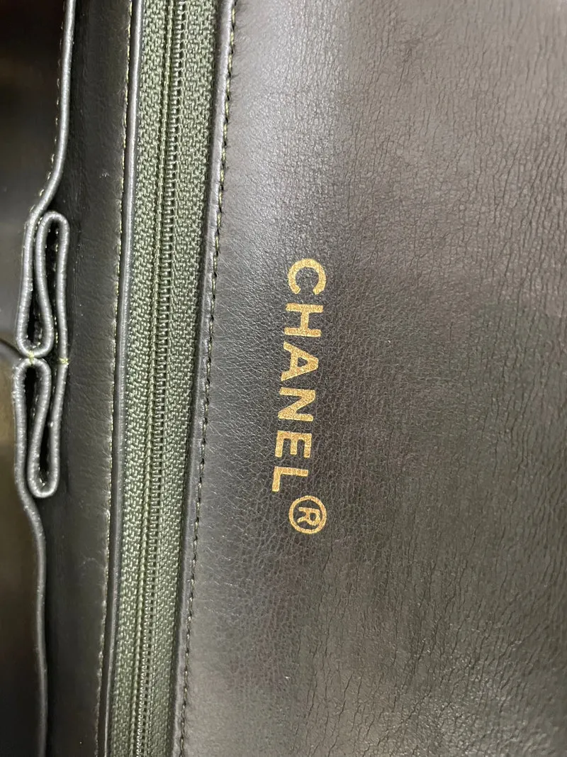 Chanel Vintage Stepptasche aus Lammleder, klassische Schultertasche mit Überschlag und Kette, grün, 1991