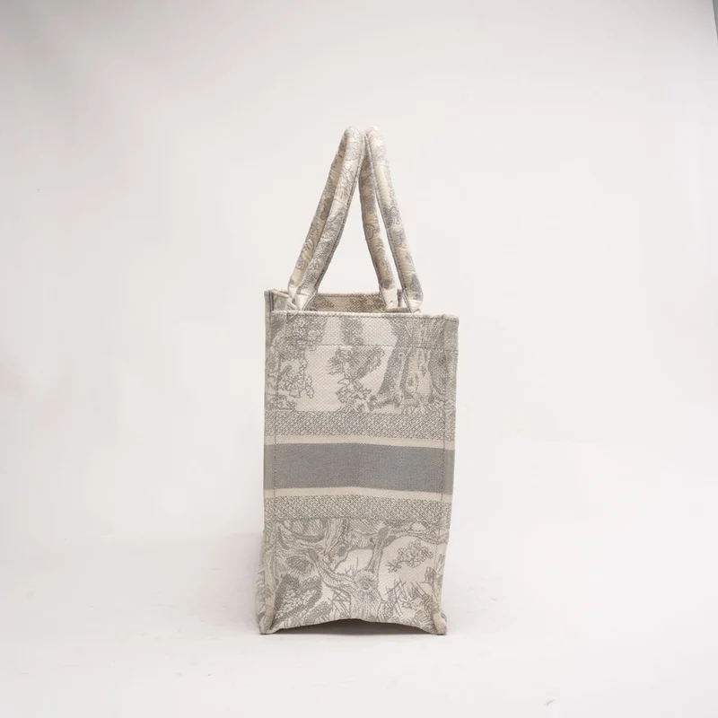 Christian Dior Medium Book Tote Ecru und Grau Toile de Jouy Stickerei 2022