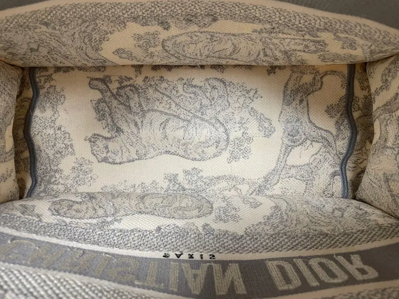 Christian Dior Medium Book Tote Ecru und Grau Toile de Jouy Stickerei 2022