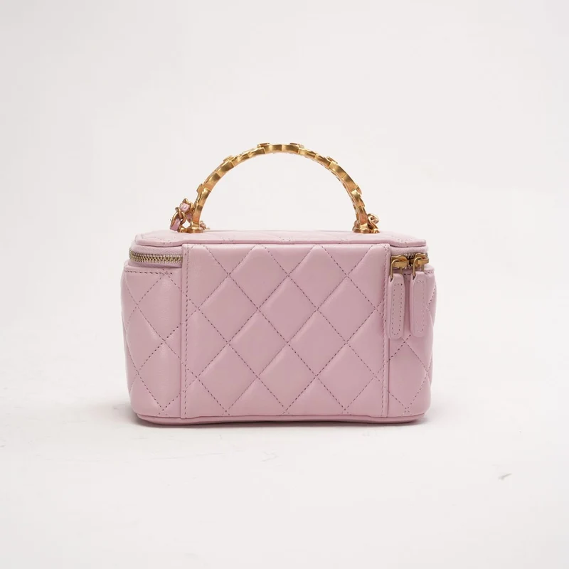 Chanel Kosmetiktasche aus hellrosa gestepptem Lammleder mit Metall-CC-Griff