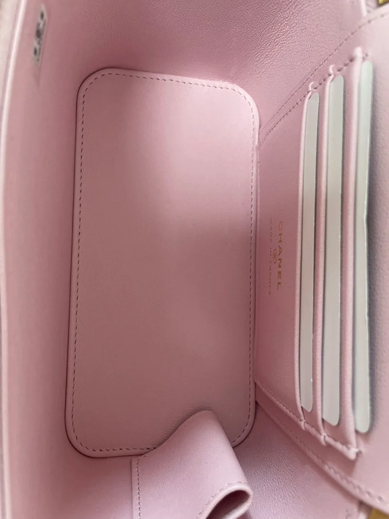 Chanel Kosmetiktasche aus hellrosa gestepptem Lammleder mit Metall-CC-Griff