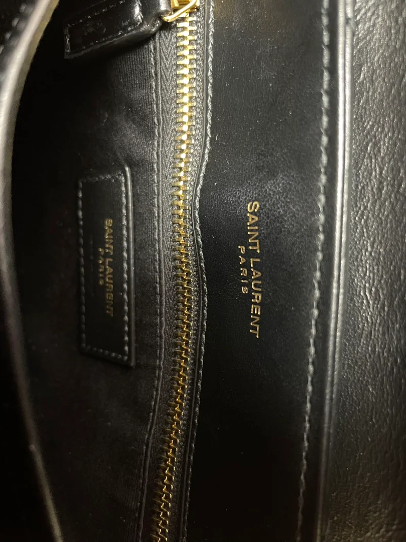 Saint Laurent Schwarze Loulou Toy Crossbody-Tasche aus Leder 2024