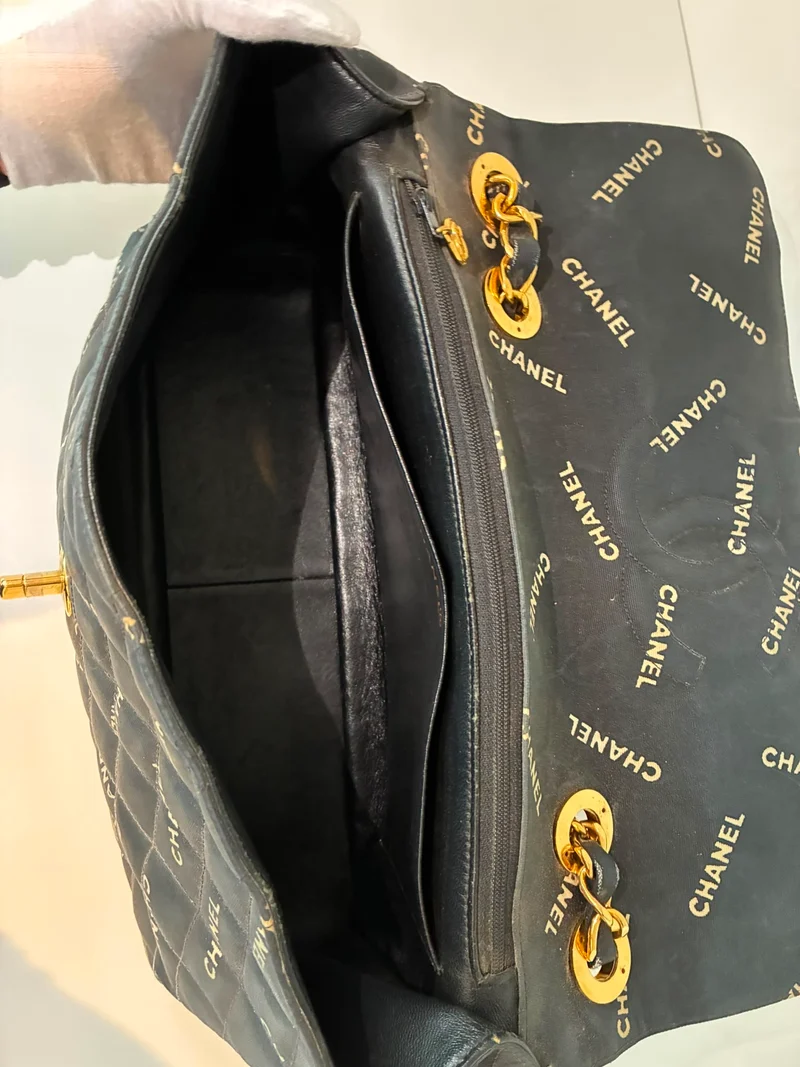 Chanel Maxi Classic Flap Schultertasche aus Canvas, Blau