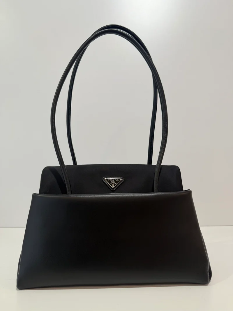 Prada Passage Medium Tote Bag Schwarz