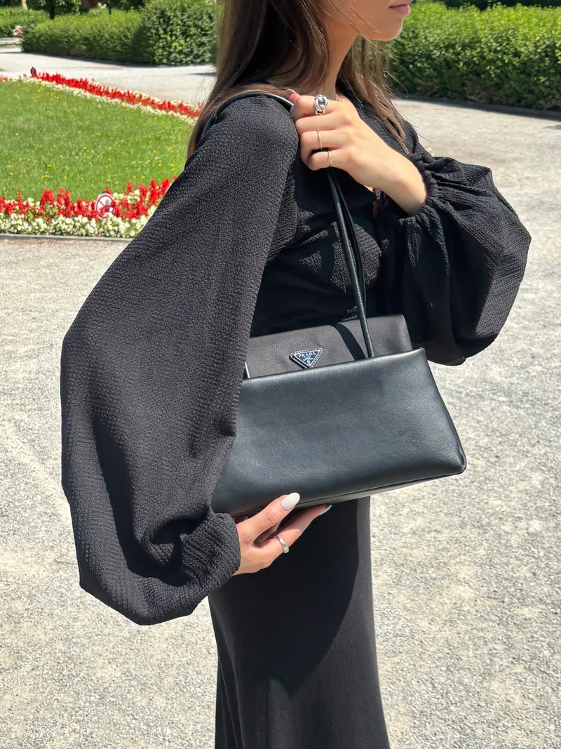 Prada Passage Medium Tote Bag Schwarz