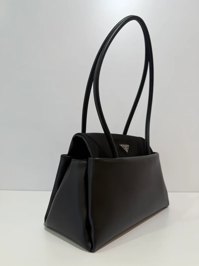 Prada Passage Medium Tote Bag Schwarz