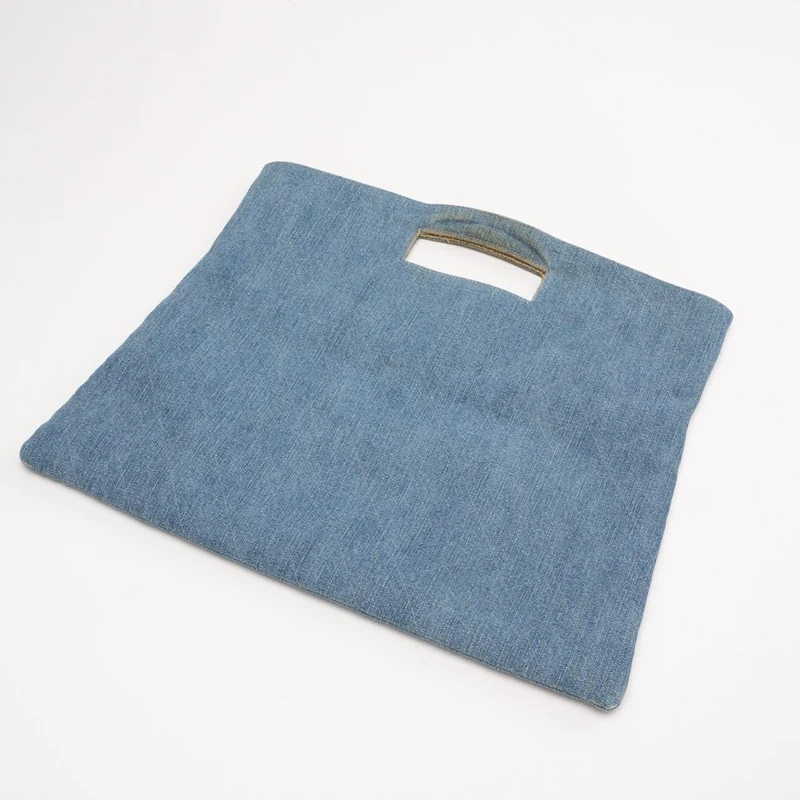 Chanel Vintage 1998 Denim Clutch mit überlappendem Griff und Cutout-Details, Blau, 1998