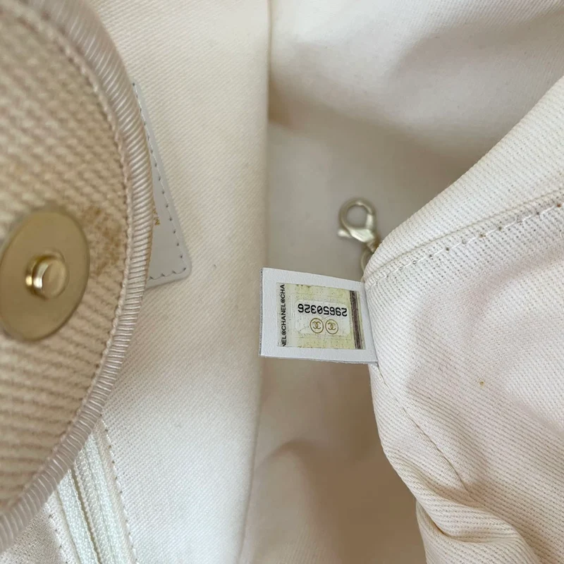 Chanel Deauville Shopping-Tasche mit weißen Perlen 2020