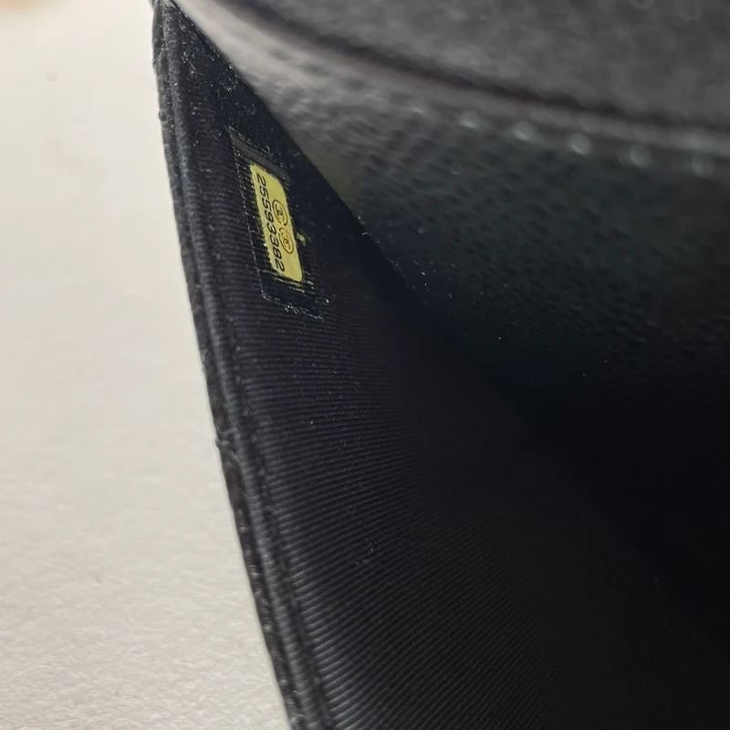 Chanel Schwarze klassische Brieftasche mit Kette (WOC) Caviar 2018