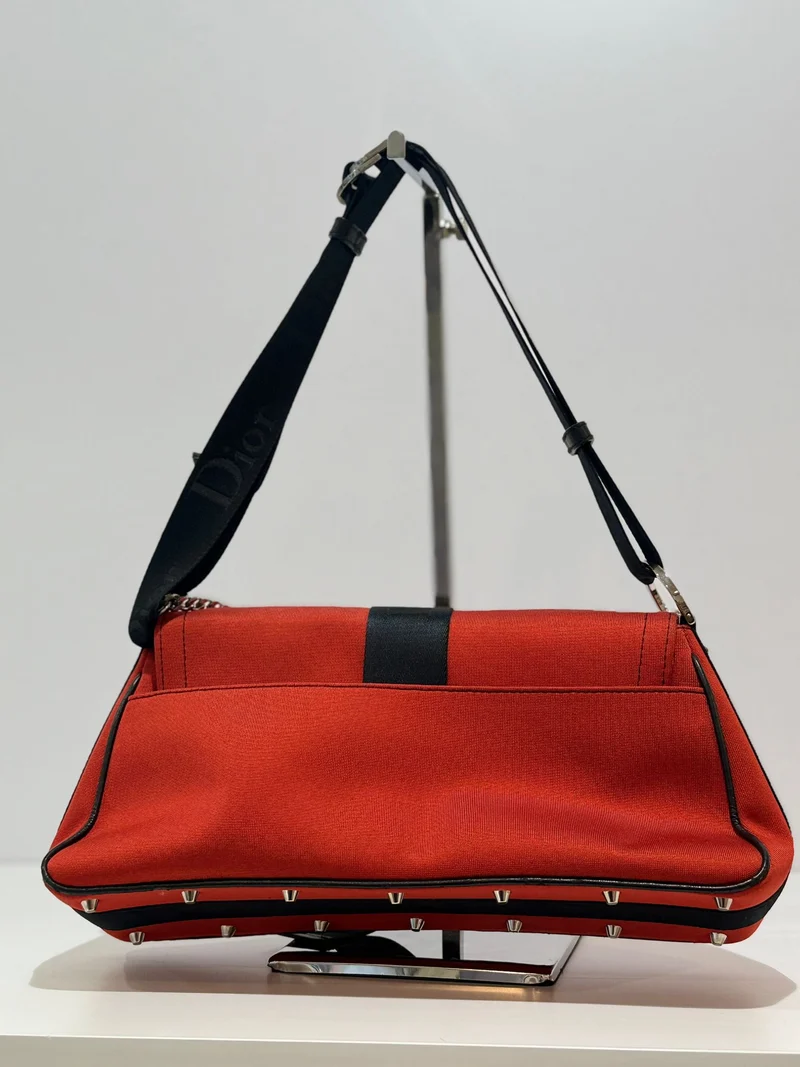 Dior rote Hardcore Schultertasche mit schwarzem Besatz und Kristallkette