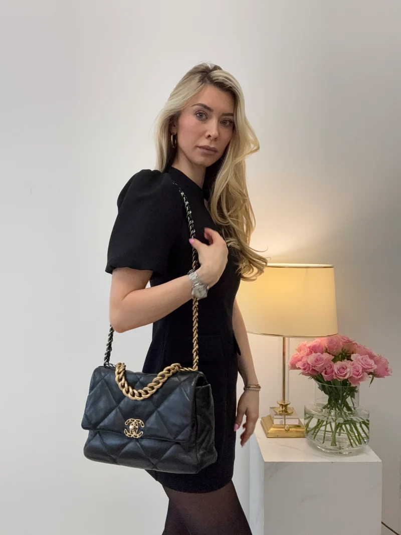 Chanel 19 Schwarze Tasche aus glänzendem Lammleder